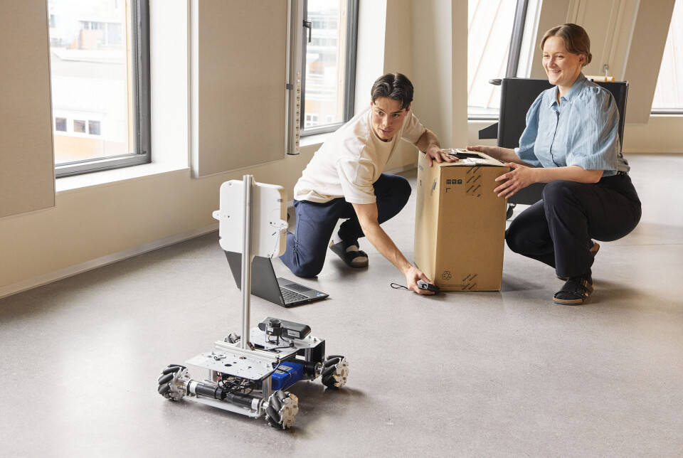 Simen Bergsvik og Sigrid Øygard under testing av robotsyn.