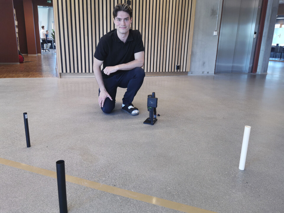Her demonstrerer Simen Bergsvik hvordan ADAR-løsningen kan brukes til å detektere hindringer for en autonom robot. – Ved hjelp av matriser av MEMS-baserte PMUT-sensorer kan vi detektere hvor langt lyden har gått, og hvor den kommer fra, forteller han. Gjennom signalbehandling utarbeides så et 3D-plan, eller 3D punktsky, der eventuelle objekter kan oppdages. Synsfeltet er på hele 180 grader, med en rekkevidde på 5 meter.