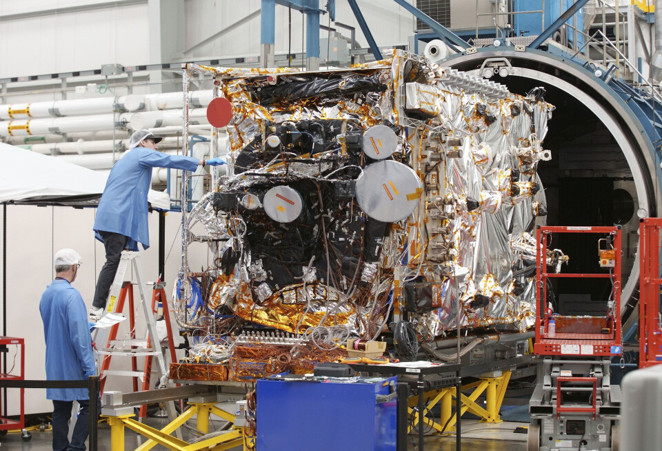 ASBM-1-satellitt på vei inn i kammeret for termisk vakuummiljøtesting ved Northrop Grummans satellittproduksjonsanlegg i Dulles i Virginia.