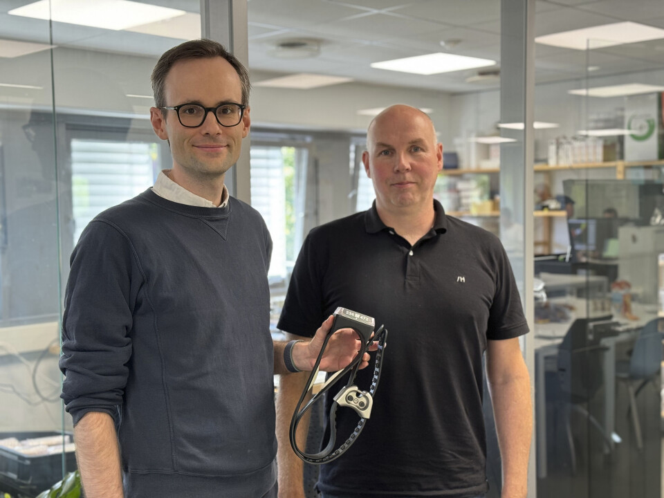 Torstein Nesse (CEO) og Geir Morten Mellem (CTO) i Monil AS, med storfe-klaven som sannsynligvis er den mest energivennlige i dag, med solcellepanel som forsyner den med strøm i hele beitesesongen.