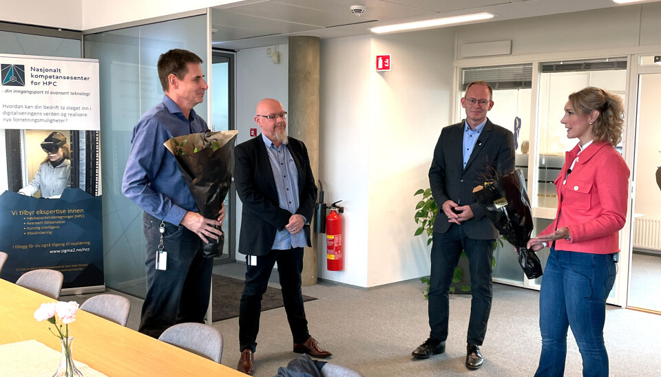 Tidligere denne uken besøkte statsrådene Oddmund Hoel og Karianne Tung Sigma2 i Trondheim. De hadde med seg blomster og gode nyheter til norske forskere. Her sammen med daglig leder i Sigma2, Gunnar Bøe og senior prosjektleder Stein Inge Knarbakk.