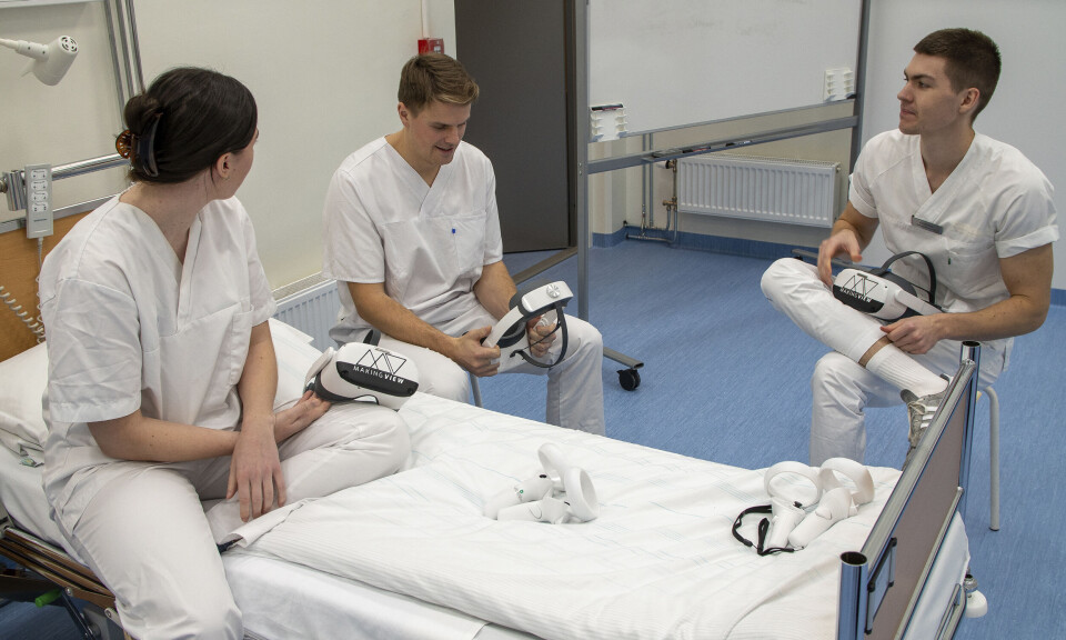 I VR får helseansatte teori, tester og praktisk trening med virtuelle pasienter. Etterpå er det tid for refleksjoner med kollegaer.