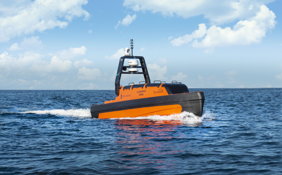 Kongsberg Discovery får innovasjonsstøtte for å utvikle mer samordnet kontroll av droner over og under bølgene. Her Sounder USV (Unmanned Surface Vessel).