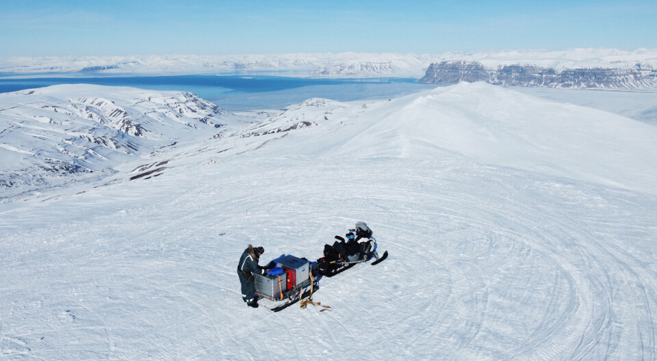 Prosjektleder Espen Olsen felttester internettbredbånd fra lavbanesatellitter på Svalbard.