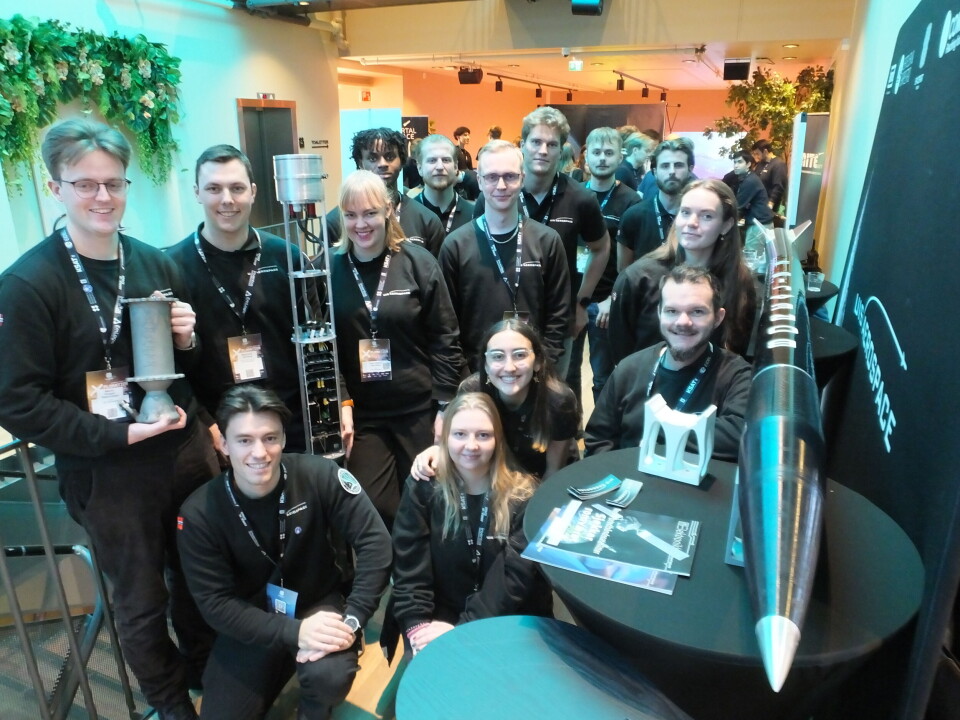 En stor del av teamet fra UiS Aerospace (Universitetet i Stavanger) var til stede og presenterte seg under konferansen Spaceport Norway denne uken. Organisasjonen er blant initiativtakerne til NORSTEC. Medgrunnlegger og nestleder Daniel C. Varming nede til venstre.