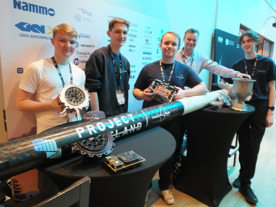Propulse NTNU er en av de andre romstudentorganisasjonene som er med i NORSTEC. Her med prosjekt Birkeland fra 2022. I dag er gruppen i gang med utvikling av en ny etanol og lystgassbasert rakettmotor. – Vi lager det meste av raketten selv, inkludert styresystemer, kretskort osv., forteller de. Fra venstre Storm Giving Castberg, Abel Gangeskar Horneland, Henry Kvalsund, Pål-Anders Skari og Einar Eide.