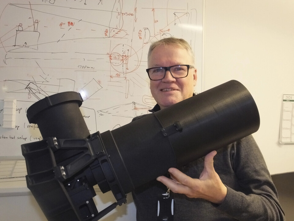 Lars O. Lierstuen, CTO i NEO, og en av de viktigste bidragsyterne til dagens hyperspektrale kameraer for romfart. Her med en 3D printet versjon av HyperNOR.