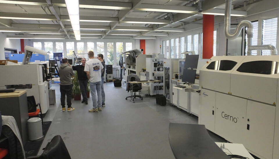 I Frankfurt har SmartTec 3.000 kvm produksjons- og testlokaler, i tillegg til demo- og treningslokaler på 1.000 kvm. På bildet er man i ferd med å sette opp en produksjonslinje som skal være klar for kunder om noen dager.