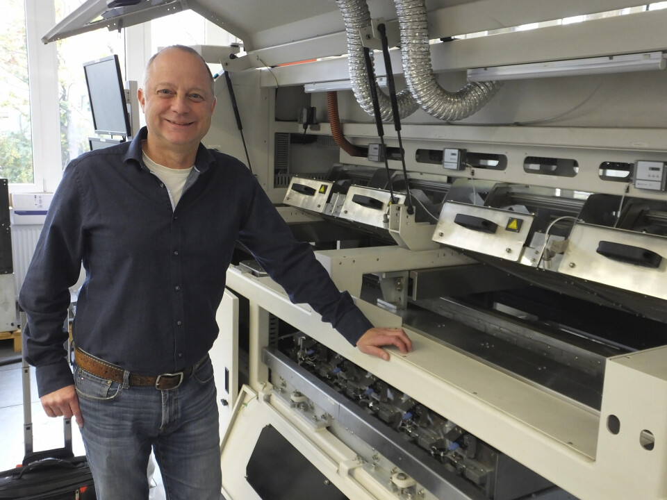 En riktig godbit av en teknologisk nyhet er det Lars Bøndergaard viser frem her: Nordson Select Synchro er en selektiv loddemaskin med hele 5 loddegryter og et avansert loddesystem som gjør det mulig å lodde (med forskjellige nozzler) mens kortene beveger seg på transportbåndet gjennom maskinen. En maskin på 2,5 meter kan dermed gjøre samme jobben som en tradisjonell rekke med selektive loddemaskiner på 10-11 meters lengde.