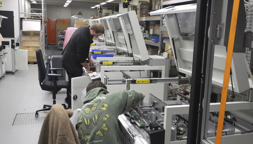 Transportmoduler på rekke og rad under produksjon.