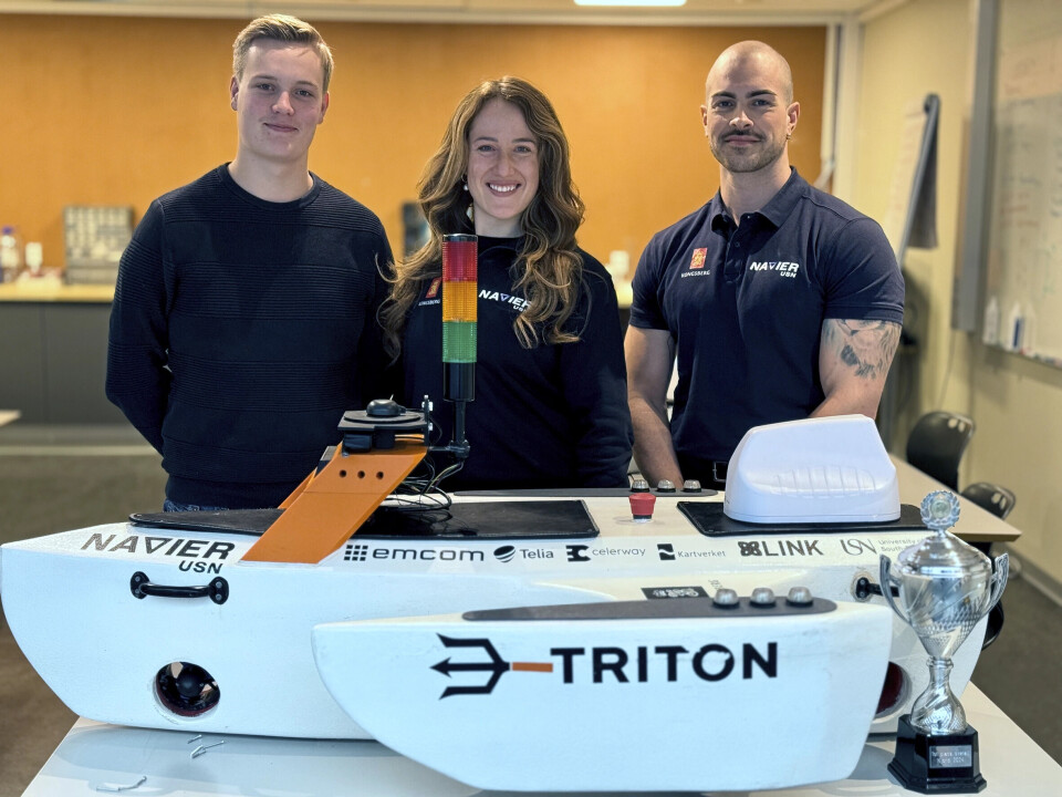 Fornøyde medlemmer i Navier USN: F.v.: Erik Steigen, nytt medlem i år som skal jobbe med programvare og dynamiske posisjonering, og prosjektlederne Sara Ajzenhamer-Selnes og Markus Marstad. Og Triton selvsagt.