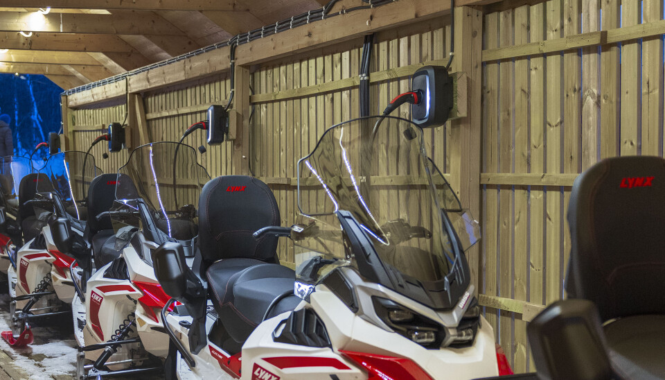 Camp Troll i Lyngen i Troms har investert i en park bestående av åtte elektriske Lynx Adventure skutere. Enua har på sin side levert åtte Enua Charge ladere.
