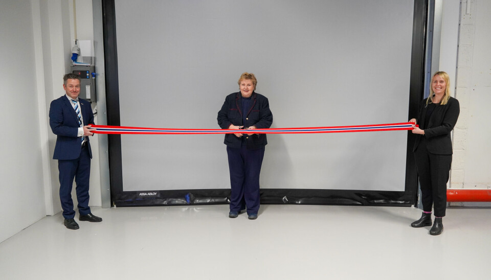 Tidligere statsminister Erna Solberg klippet snora under den offisielle åpningen av Factor47-pilotlinjen i Kongsberg.