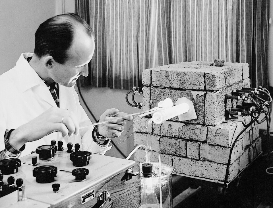 Olaf Stavik var pioneren fremfor noen her til lands innenfor fagområdet mikroelektronikk. Han la grunnlaget for industrien Norge fikk på dette feltet gjennom 1960-, 70- og 80-årene, nærmere bestemt i Vestfold. På dette bildet fra starten av 1960-tallet, betjener han en ovn som SI bygget for framstilling av transistorer.