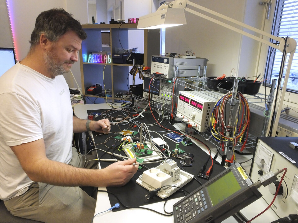 Utviklingslaben er godt utstyrt for jobbene Pro2Lab gjør, forteller Albert Vikten. Det meste går i utvikling av MCU-baserte løsninger, inkludert håndtering av svært små komponenter.