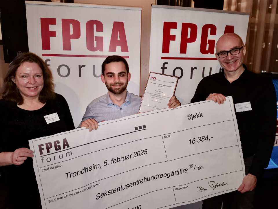 Daniel Vorhaug med beviset på at han har vunnet prisen for beste FPGA-relaterte masteroppgave 2024, her flankert av juryens Heidi Skaar Johannessen, Norxe, og Johan Alme, UiB.