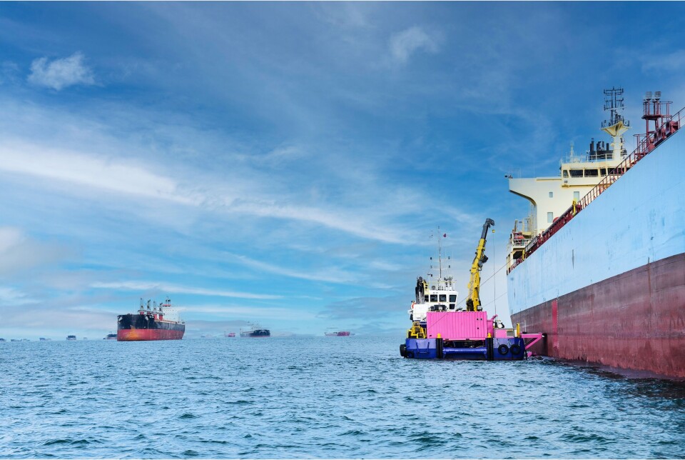 En testversjon av ECOsubseas nyeste vaskerobotteknologi, Pink Panther, vasker skroget på et stort skip i Singapore havn.