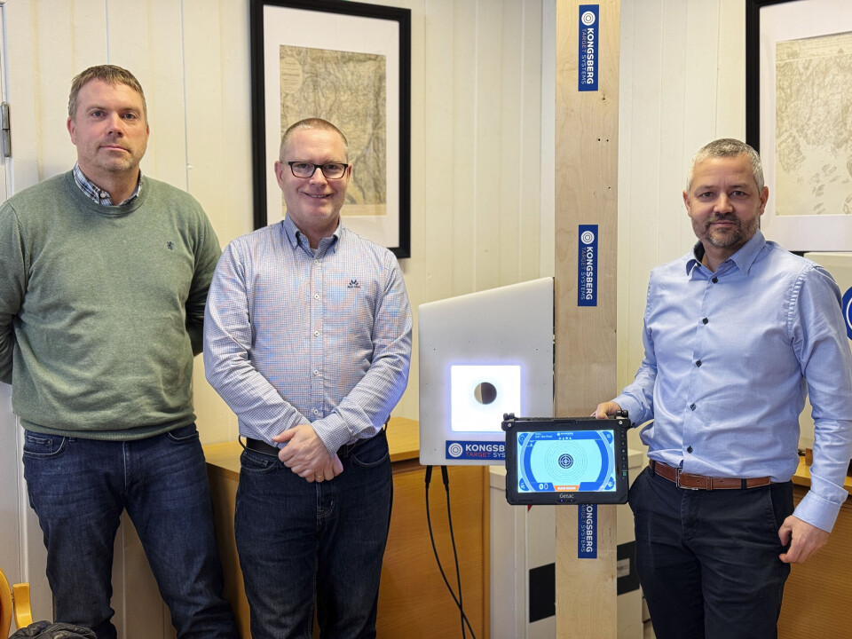 Olav Heieren, operasjonell leder leder; Bjarte Myran, senior utviklingsingeniør og Kristoffer Gjone, leder utviklingsavdelingen, foran et typisk system, med bevegelig skive og skjerm som øyeblikkelig angir resultatet for skytteren. Systemene til Kongsberg Target Systems (Nå W5 Solutions) blir brukt både innen- og utendørs.