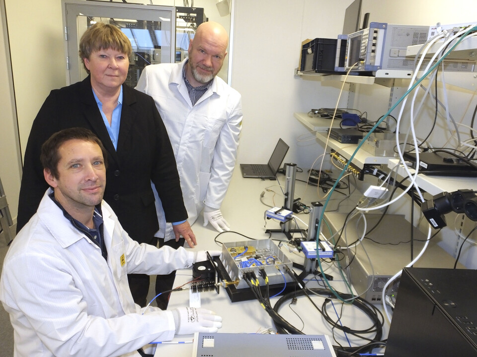 Jobber med å ferdigstille en ny nyttelast for lavbanesatellitter: F.v. senioringeniør Christophe Coutand, senior prosjektleder Vendela Paxal og senioringeniør Frode Lorentzen. Her på laben bruker man et annet WideNorth produkt, en programvaredefinert satellittradioplattform, som testgenerator for den nye PDHT-modulen, en nyutviklet satellittnyttelast som kan innhente, lagre og overføre store mengder data.