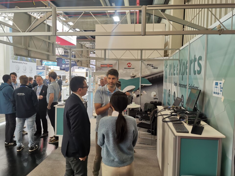 32.000 besøkende fylte hallene i Nürnberg gjennom årets Embedded World. Her er det høy aktivitet på norske Dolphin Interconnects stand. Men det er en annen norsk bedrift som stjeler overskriftene denne gang.