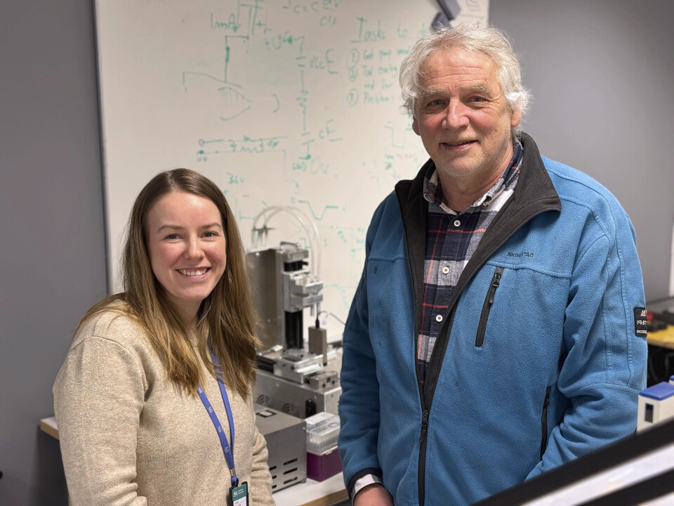 Avdelingsingeniør Karoline Krogstad og gruppeleder og førsteamanuensis Lars Eric Roseng, Forskningsgruppen BioMems, her ved prototypelaboratoriet i Forsknings-parken, Borre. Prototypen de har arbeidet med sees så vidt i bakgrunnen. Professor Frank Karlsen snakket vi med via video-link.