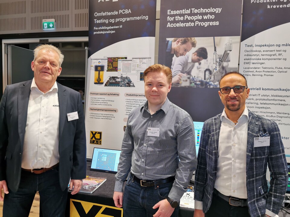 Boundary Scan-spesialisten XJTAG har kommet inn i det norske markedet som et skudd, gjennom distributøren Adeptor. – Vi tilbyr en bred støttepakke, og spanderer det første «design-inn» gratis, gjennom en 30 dagers prøveperiode, forteller Tommaso de Vivo (t.h.) fra XJTAG. Svein Hermansen (t.v.) og Christopher Johansen fra Adeptor skal sørge for å følge opp kundene i Norge.