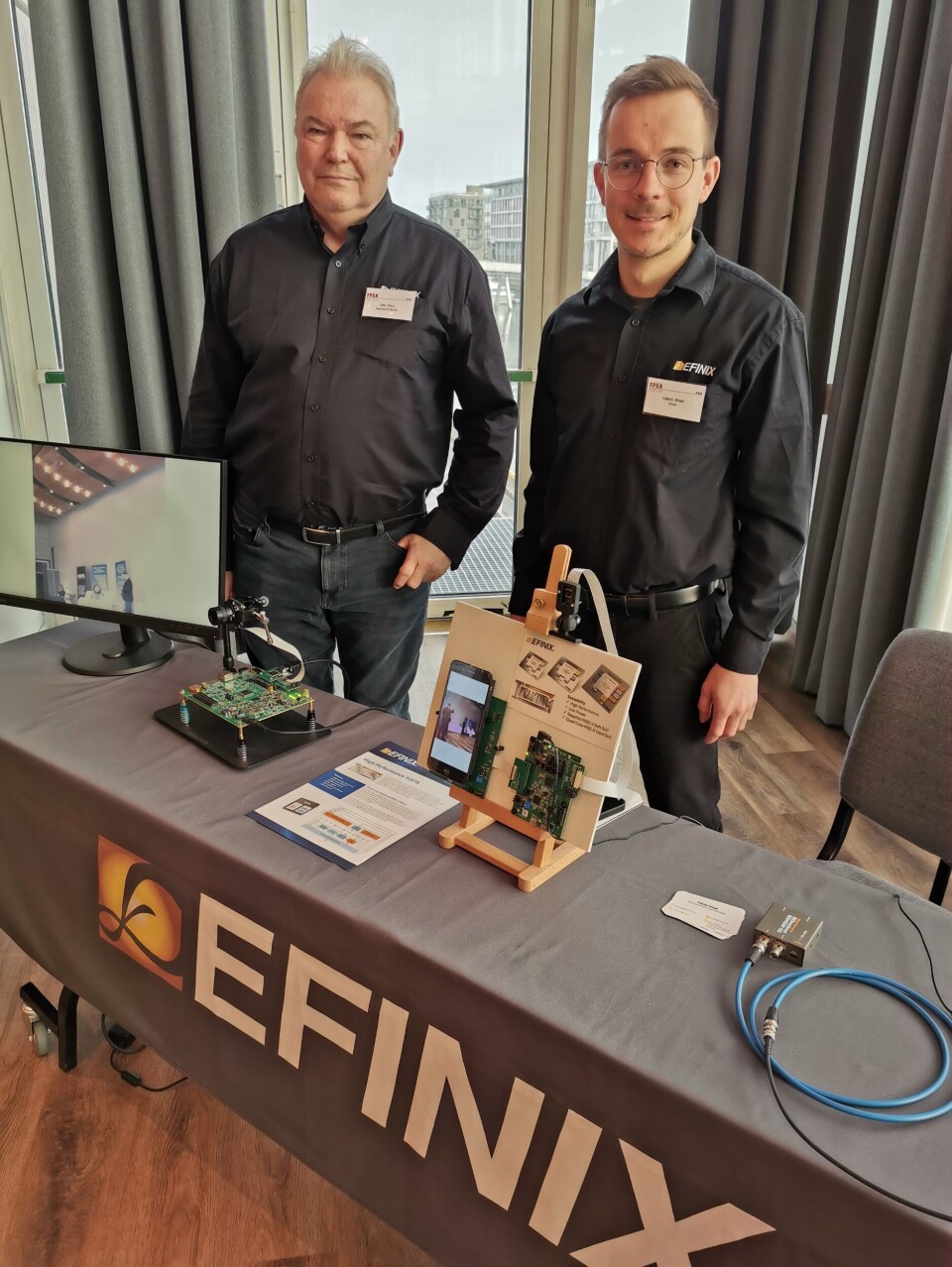 Repretech, som representerer FPGA-leverandøren Efinix, har vært på FPGA-forum før. – Det har vært et bra arrangement – et godt og relevant forum, sier Uffe Pless (t.v.) fra Repretech. Efinix har vi skrevet om før, de tilbyr en spesielt fleksibel teknologi der portmatrisene kan programmeres enten som logikk eller ruting. – I tillegg er vi de eneste som tilbyr BÅDE høy hastighet og lav effekt, supplerer Fabian Kluge fra Efinix.