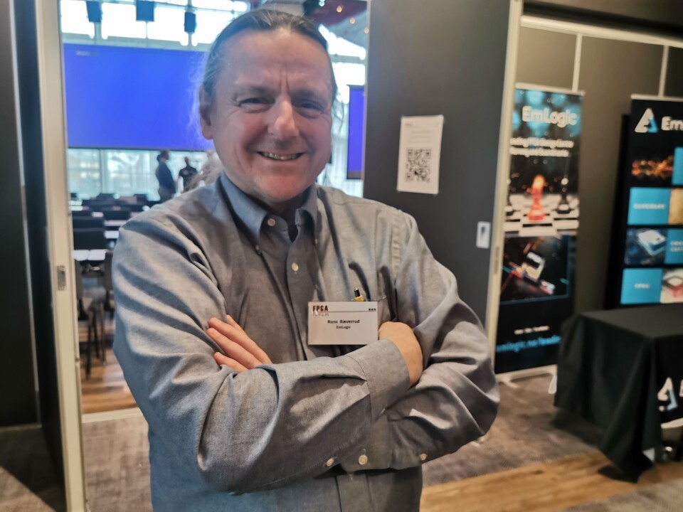 Rune Bæverud presenterte Advanced eXtensible Interface (AXI), en on-chip kommunikasjonsbuss-protokoll, som et godt alternativ til å finne opp «perfekte» protokoller til akkurat ditt bruk.