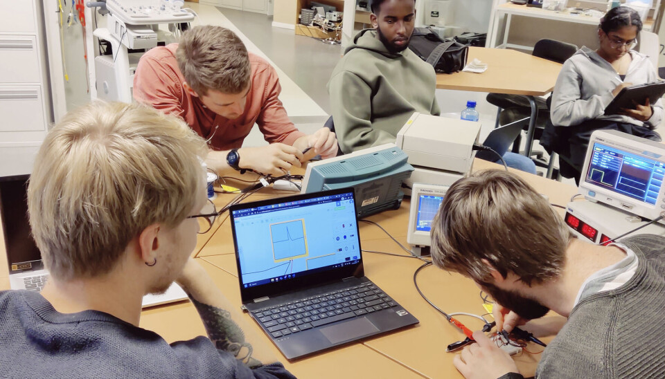 Studentene fikk fordype seg i design og utvikling av analoge elektroniske komponenter for å simulere biologiske signaler.