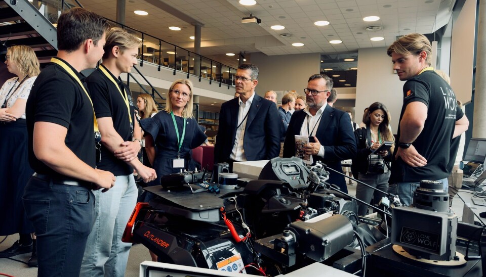 Konsernsjef og administrerende direktør i Kongsberg Gruppen, Geir Håøy, og Line Spiten, Ordfører i Kongsberg, møtte sommerstudenter under Internship Exhibition 2024.