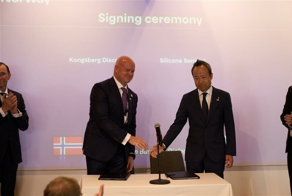 Konserndirektør Anders Rønningen i Kongsberg Discovery signerte avtale med japanske Silicon Sensing.