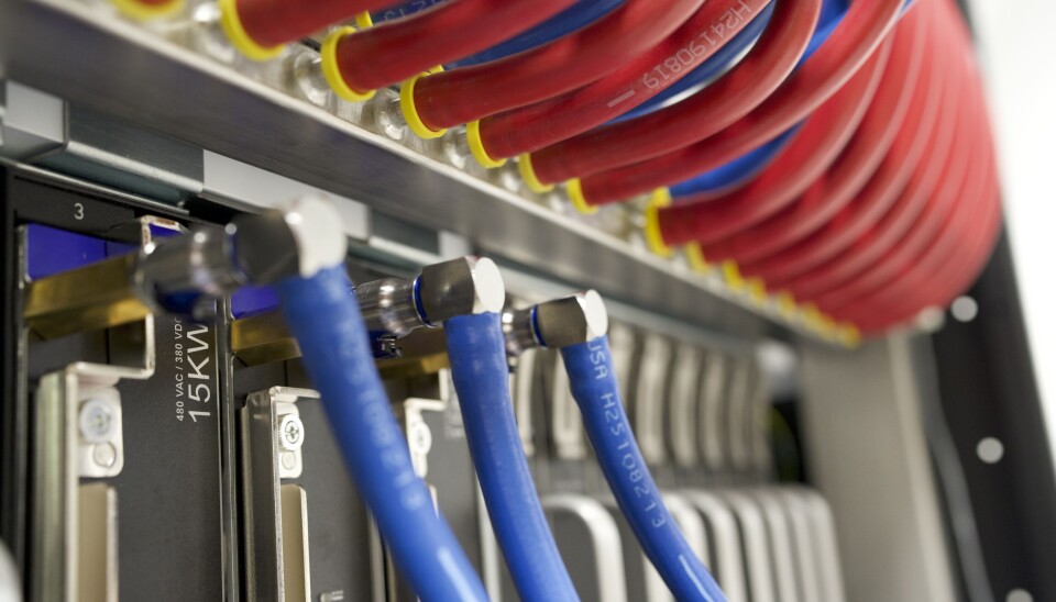 Olivia er vannkjølt, noe som bidrar betydelig til energieffektiviteten. De røde og blå slangene er en del av væskekjølingssystemet som forhindrer overoppheting av superdatamaskinens komponenter.