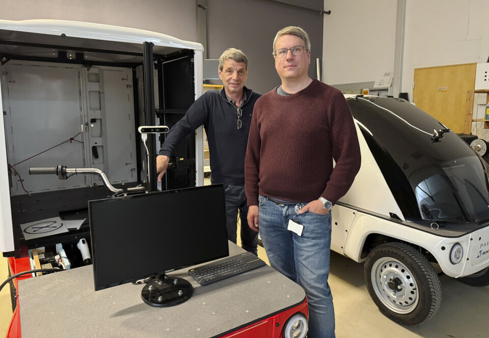 Hans-Erik Sand og Mats Jørgen Øyan ved Paxter-kjøretøyene som stadig får montert inn ny elektronikk og sensorer for å kunne teste målfunksjoner.