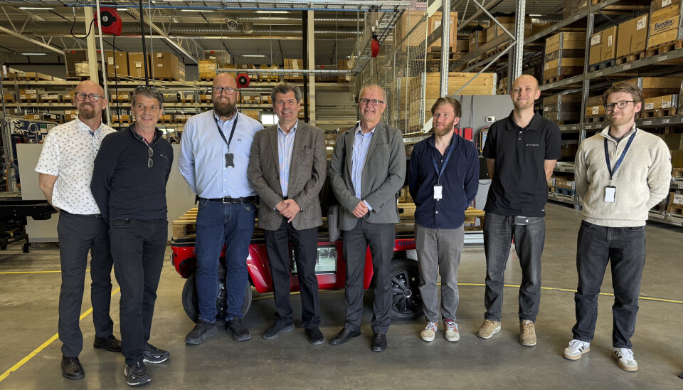 Her et utvalg mennesker som har vært med på utvikling av kjøretøyene til Paxster – og EU-prosjektet AI4CSM. F.v.: Helge Brudeli, Paxster AS; Hans-Erik Sand, NxTech AS; Arild Brudeli, Paxster AS; Ovidiu Vermesan, SINTEF Digital; Roy Bahr, SINTEF Digital; Petter Emanuelsson, Paxster AS; Simen Saxegaard, NxTech AS og Martin Førrisdahl, Paxster AS. Bildet ble tatt under åpningen av Paxsters nye fabrikk.