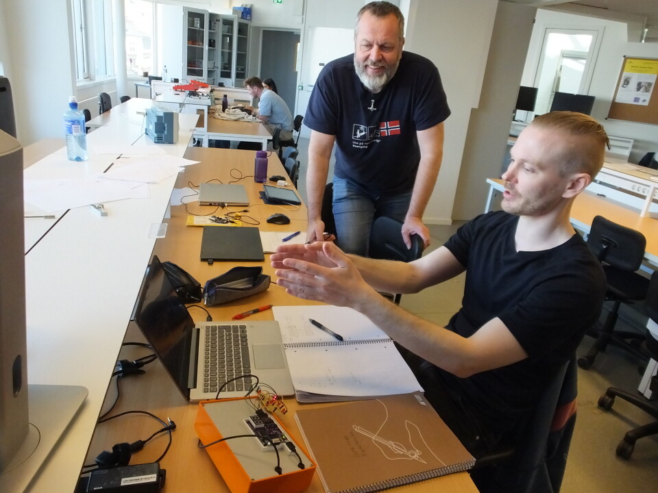 Magnus Slettebø er i gang med prosjektet sitt; en terningkastsimulator basert på et FPGA-kort. – Vi tvinger dem til å gjøre dokumentasjonen ordentlig. Og det har gitt gode resultater, sier faglig leder Ola Jetlund.