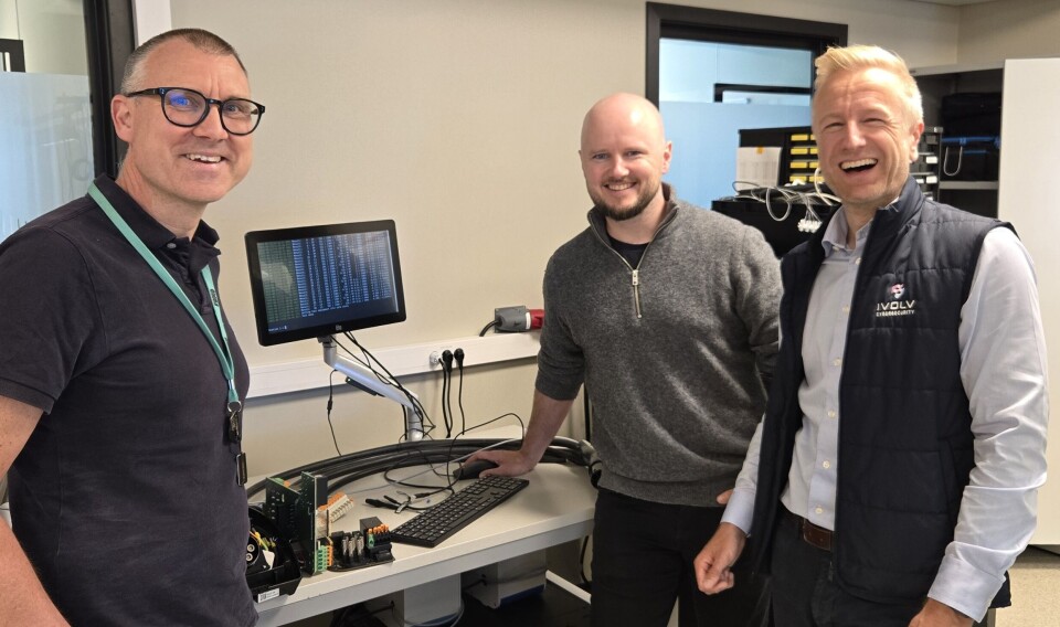 Laderprodusenten Zaptec har jobbet med hensyn til cybersikkerhet i årevis, og var i full gang med å nå de nye kravene i radioutstyrsdirektivet i god tid før de trer i kraft. Arbeidet skjer i tett samarbeid med Nemko og Ivolv. Her er f.v. Arne Harstad (Zaptec), Henning Berland (Zaptec) og Jan Erik Søndeland (Ivolv Cybersecurity) i sving på laben.