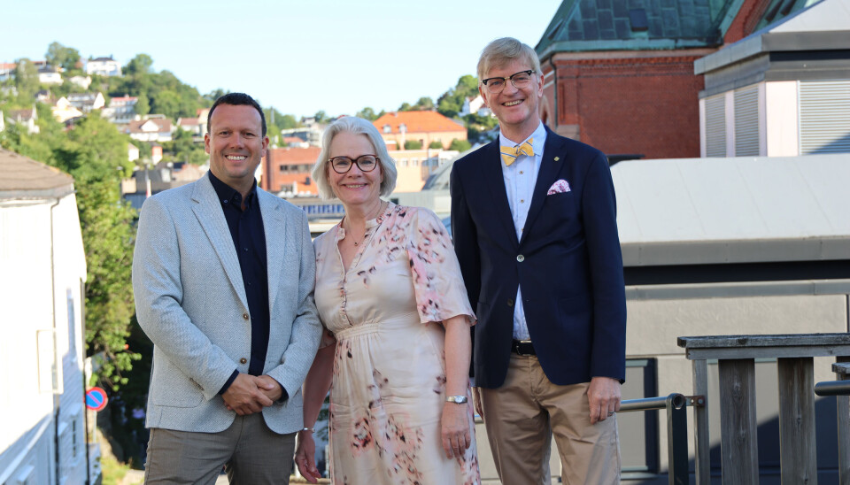 Fra venstre Trond Runar Hagen, Solveig Kristensen og Thomas Tybell signerer mandatet til Norsk kvanteklynge i Arendal under Arendalsuka.