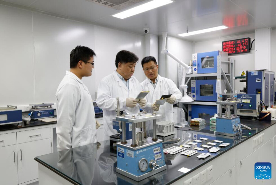 Dette bildet fra Tianjin University viser Hu Wenbin og kollegene hans som utfører et eksperiment ved et laboratorium ved universitetet i Tianjin i Nord-Kina, 13. august 2025.