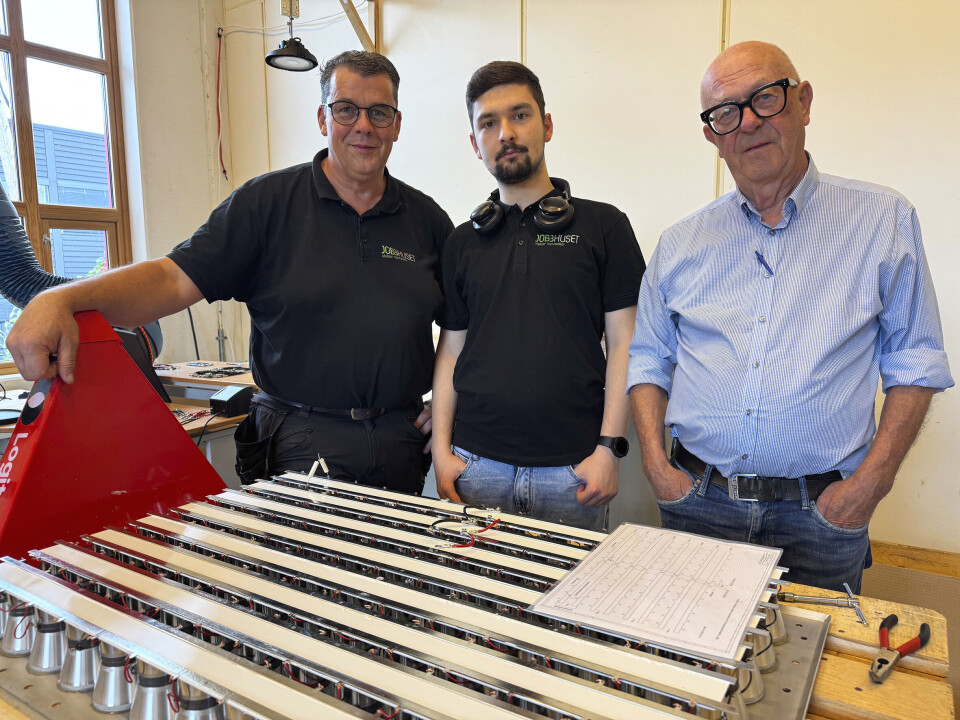 Lokal produksjon: Geir Thorbjørnsen, arbeidsleder/veileder, Jobbhuset AS, Kacper Barczak, arbeidstaker og nylig bestått fagprøve i produksjonsteknikk, og gründeren selv, Kjell Hansen, Giga AS.