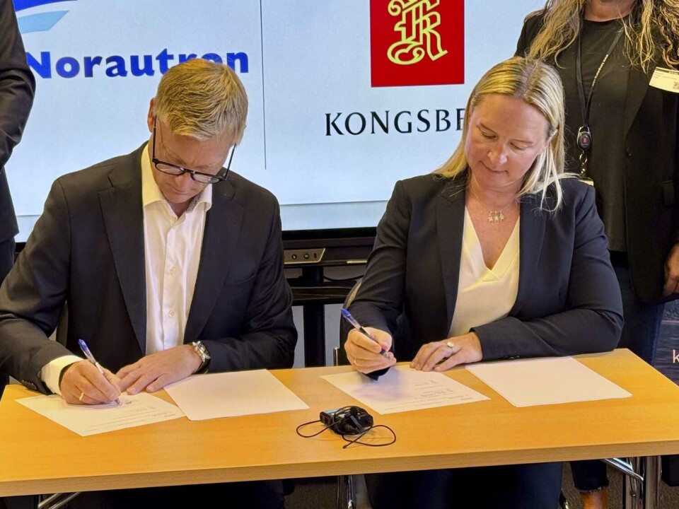 Bjørn Einar Brath, administrerende direktør, Norautron, og Janne Sølvi Weseth, Vice President Missile Programs ved KDA, signerer avtalen.