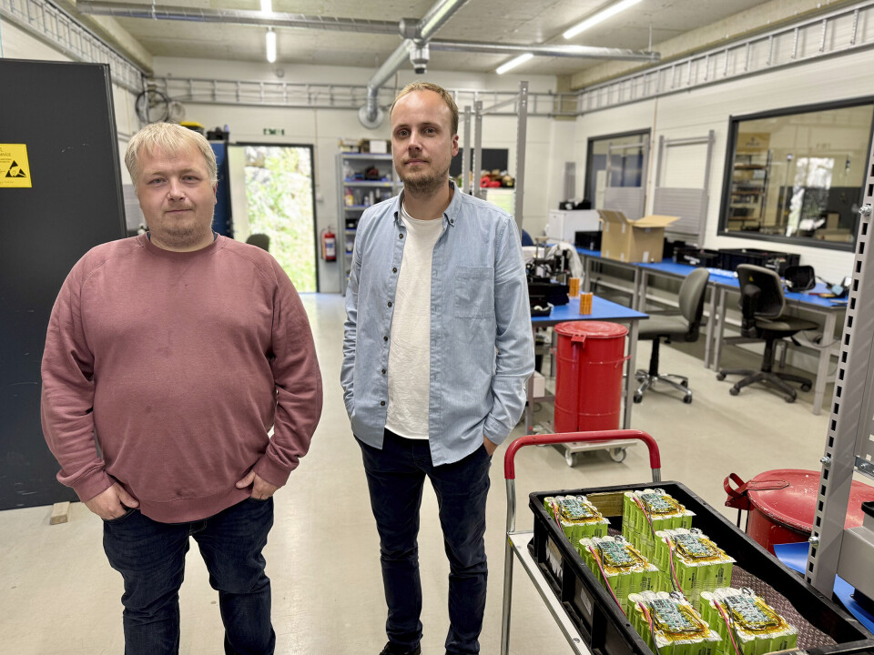 Gylling Produksjon har utvidet batteriproduksjonsdelen til 70 kvadratmeter. Noe produksjonslederne Stian Stavn og Tom Erik Ruud er svært fornøyd med.
