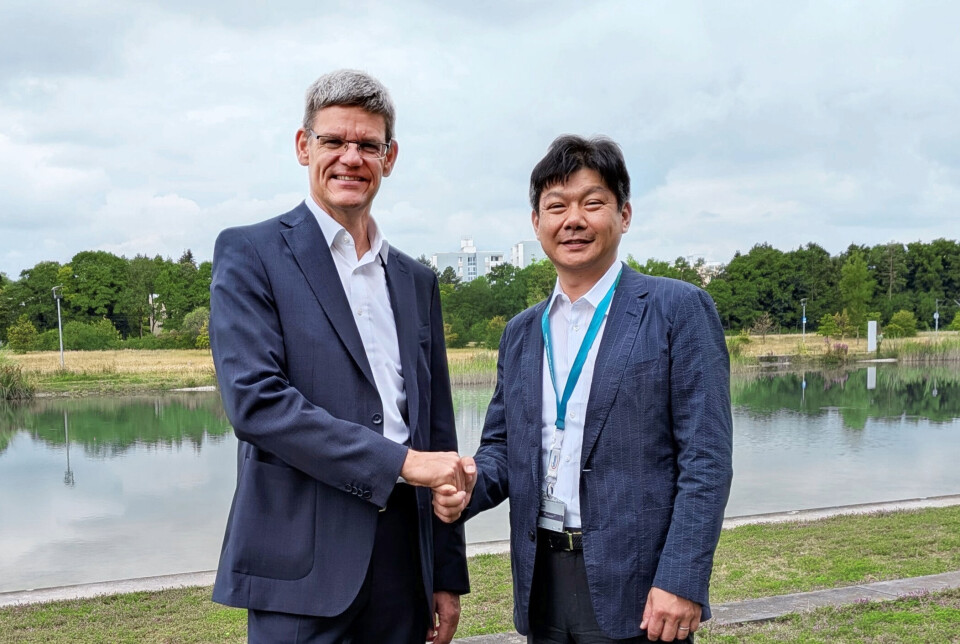 Dr. Peter Wawer, divisjonspresident for Green Industrial Power hos Infineon (til venstre) og Dr. Kazuhide Ino, styremedlem og administrerende direktør i ROHM.