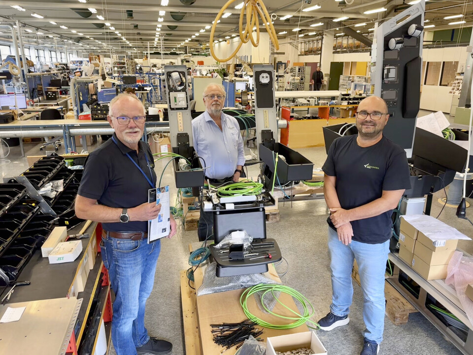 Arnstein Frømyr, markedsansvarlig, Inge Flaten, CEO og Tore Andreas Engmark, avdelingsleder, ved svært avanserte skipsbro-stoler som får montert inn all elektronikk og kabling som gjør det mulig å styre et skip fra stolen. Og som det kommer fram fra bakgrunnen - det er høy aktivitet for tiden.