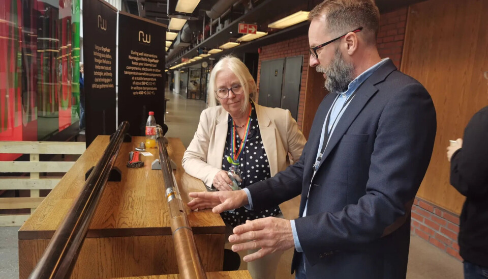 Sensorer i fokus og nedihulls filming: Forsker Magnus Hjelstuen fra SINTEF viser Ellen Tuset, Kongsberg Discovery, en bæreenhet for sensorer som skal ned i borehull i Nordsjøen. Fra The Sensor Decade 2024.
