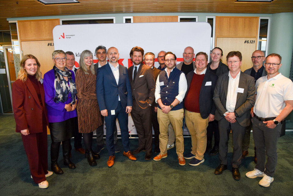 Alle klyngene som er tatt opp til Norwegian Innovation Clusters. Fra venstre står forretningsutvikler Hege Biermann (Innovasjon Norge), Berit Sanness (Norwegian Wood Cluster), Ebbe Deraas (NORDSEC), Monica Paulsen (Arctic Cluster Team), Francesco Finotti (CCUS Innovation), strategidirektør Cristian Valdes Carter (Innovasjon Norge), statssekretær Vegard Grøslie Wennesland (Nærings- og fiskeridepartementet), Ole Hoen (Di5), Ottar Sundheim (Di5), Oisin Zimmermann (Di5), Terje Eide (Agritech Cluster), Trygve Meyer (Smart City Innovation), Anita Svendheim (Norwegian Travel Cluster), Geir Frantzen (Betongklyngen), programleder Anders Andreassen (Innovasjon Norge) og Jan Tore Usken (Norwegian Additive Manufacturing Cluster).