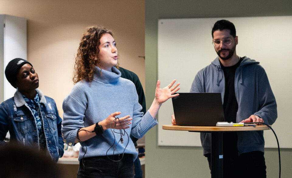 Figur 2. Studentteam som presenterer en prototype av et bærbart, kroppsnært system som en del av et systemorientert kurs etter BPL-tilnærmingen.