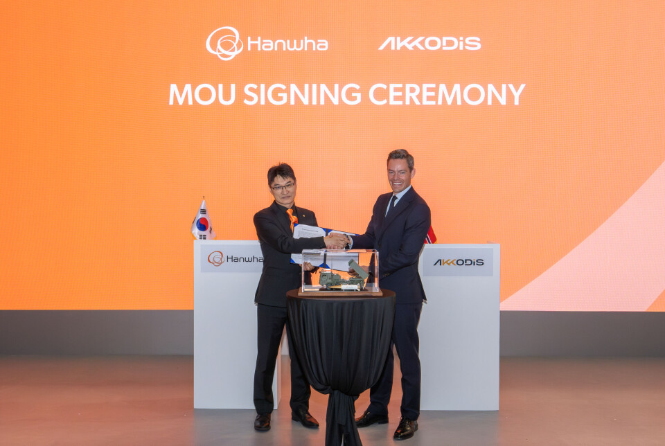 Billy Boo-hwan Lee og Sebastian Eidem under signeringen av intensjonsavtalen 21. oktober.