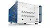 Rohde & Schwarz CMX500 testsystem med flere RF-porter sett på et hvitt underlag.